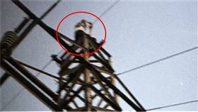 謝男坐在高壓電塔上幫尚女拍照，卻成最後身影。（圖／翻攝畫面）