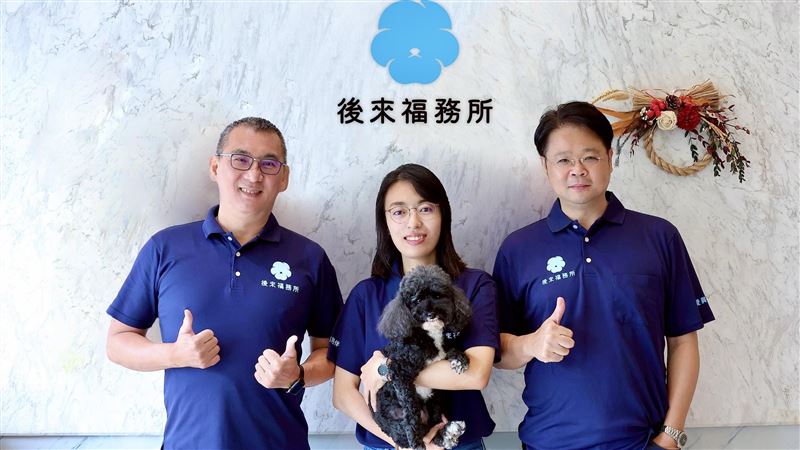 園惟寵物執行長吉畇璋（左起）攜手總監吉家孜、執行董事李旭紳等人創造寵物經濟學。（圖／翻攝畫面）