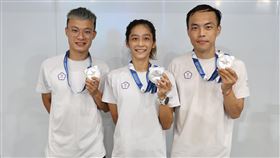 滑輪溜冰隊郭立陽、劉懿萱、趙祖政(左至右)都搶下銀牌。（圖／中華奧會提供） 