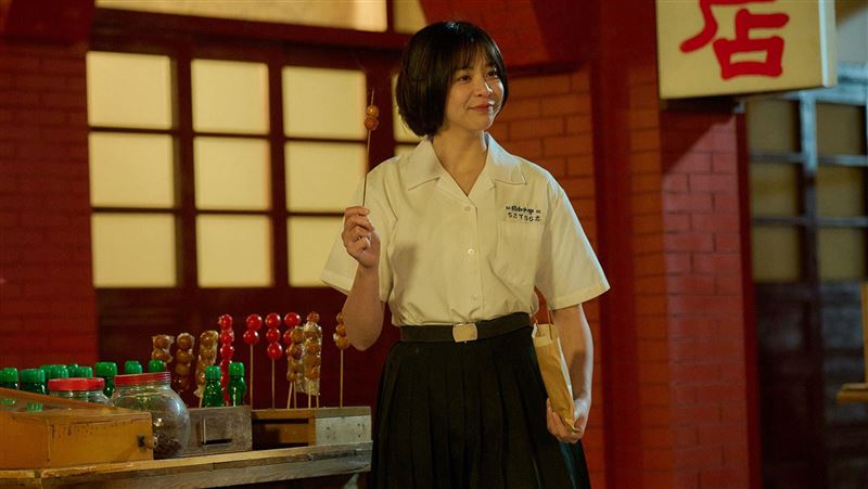 女星自誇：辣妹不怕冷！一穿制服短裙破功