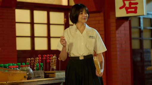 女星自誇：辣妹不怕冷！一穿制服短裙破功