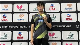 台灣帕拉桌球小將陳柏諺（左二）在世界帕拉桌球菁英賽，直落三擊潰巴黎帕運金牌金基泰（左一），摘金也為帕運銀恨報了一箭之仇。（圖／中華帕總提供） 