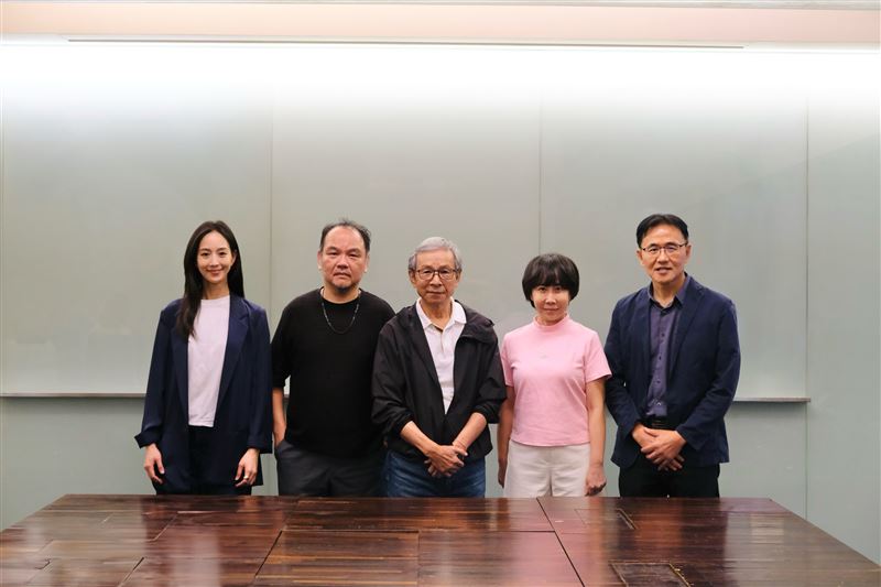 張鈞甯（左起）、管中祥、吳念真、林巾力、蔡淇華擔任「第十屆移民工文學獎」評審。（圖／社團法人台灣野草創作家協會、瀚草文創提供）