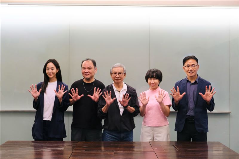 張鈞甯（左起）、管中祥、吳念真、林巾力、蔡淇華擔任「第十屆移民工文學獎」評審。（圖／社團法人台灣野草創作家協會、瀚草文創提供）