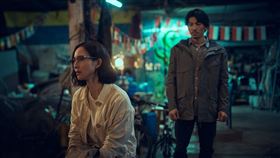 張鈞甯和連炳發感情在患難中更進一步升溫。（圖／公視、中華電信、瀚草文創提供）