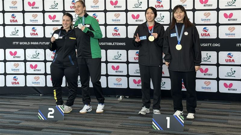 台帕拉桌球好手田雯（右一）、林姿妤(右二)在女摘金。（／中帕提供）