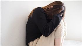 孟加拉一名14歲女童因考試不及格逃家，結果慘遭300名男子性侵。（示意圖／Pakutaso）