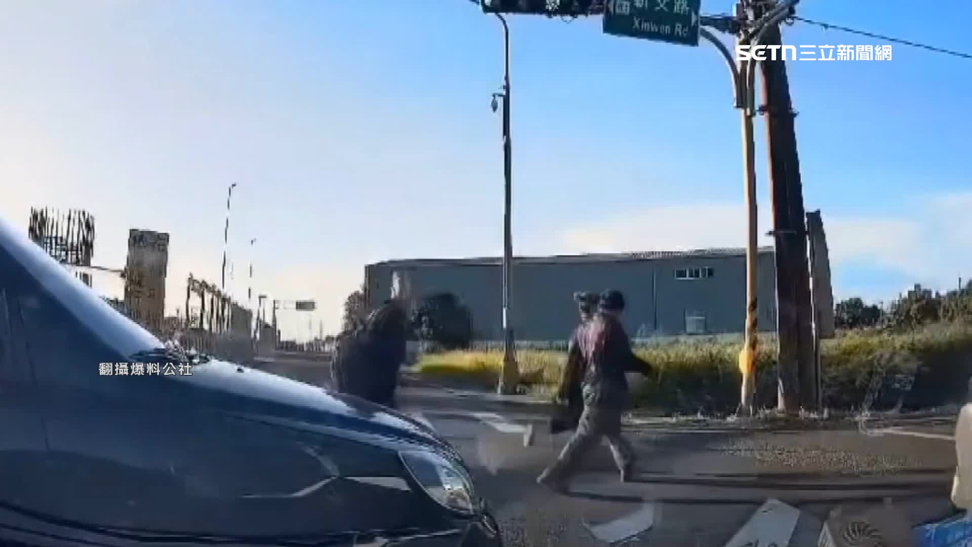 車上乘客與駕駛紛紛棄車逃逸。（圖／翻攝自爆料公社）