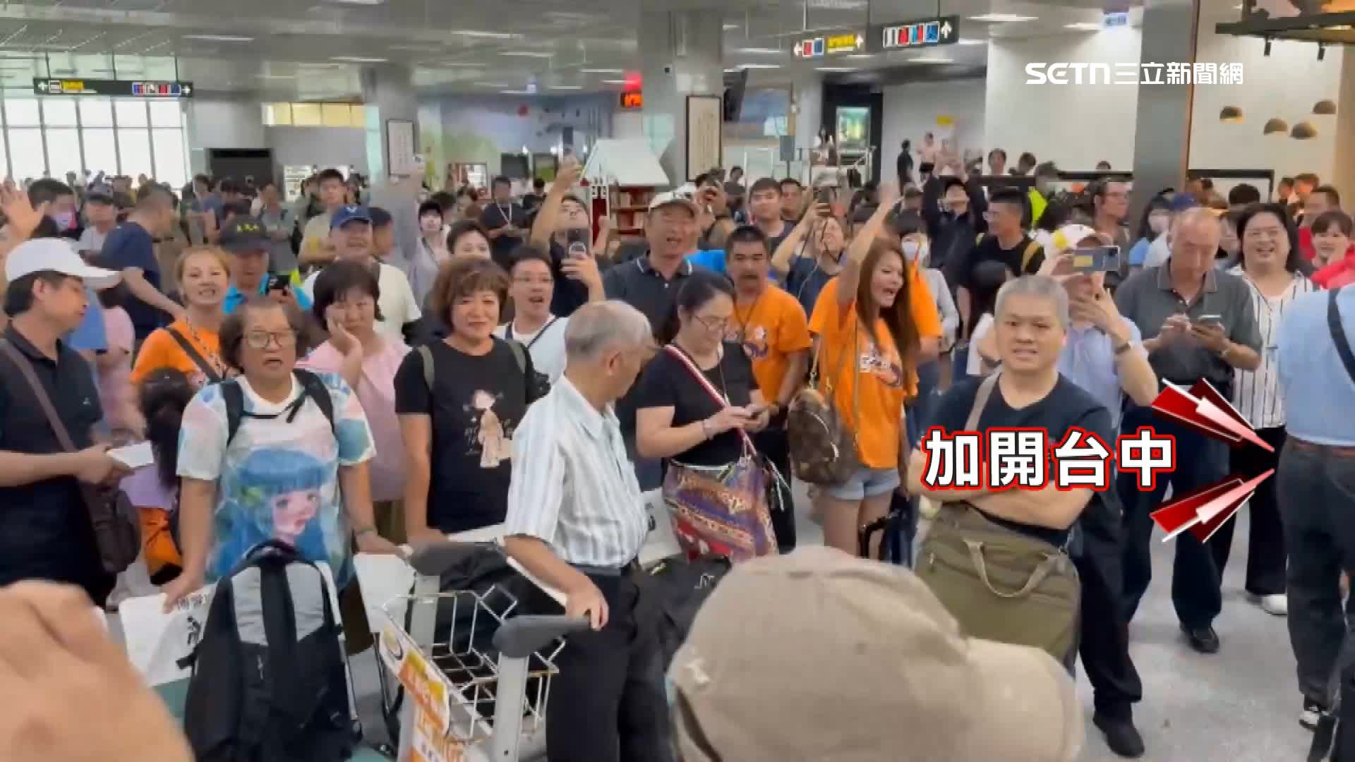 現場民眾要求加開飛往台中的航班