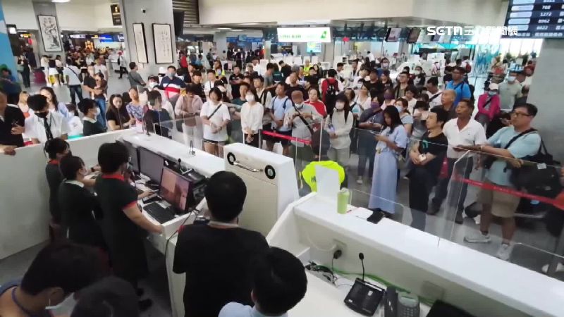 旅客滯留金門擠櫃檯　等嘸候補氣到拍桌