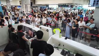 旅客滯留金門擠櫃檯　等嘸候補氣到拍桌
