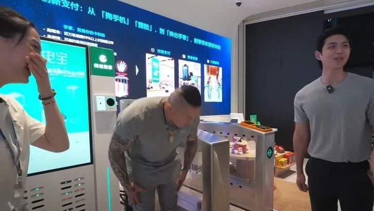 館長訪騰訊竟稱讚對手支付寶，急忙鞠躬道歉。（圖／翻攝自館長YT）