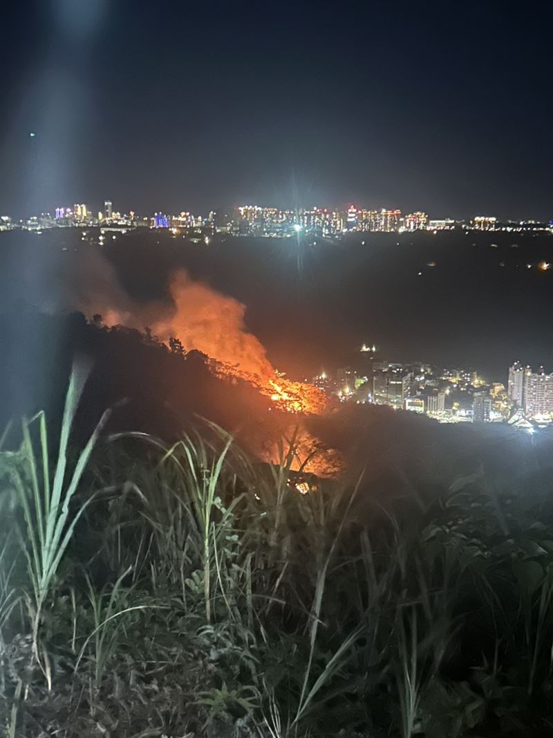 謝男身上火苗引發火燒山。（圖／翻攝畫面）