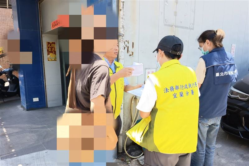 游男到場繳納部分欠款並辦理分期。（圖／翻攝畫面）