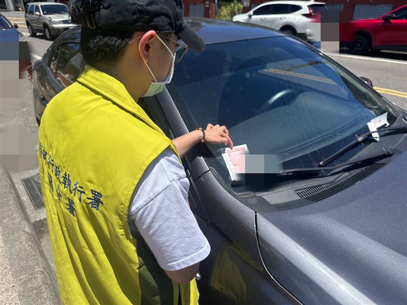 執行署人員對游男的車貼封條。（圖／翻攝畫面）