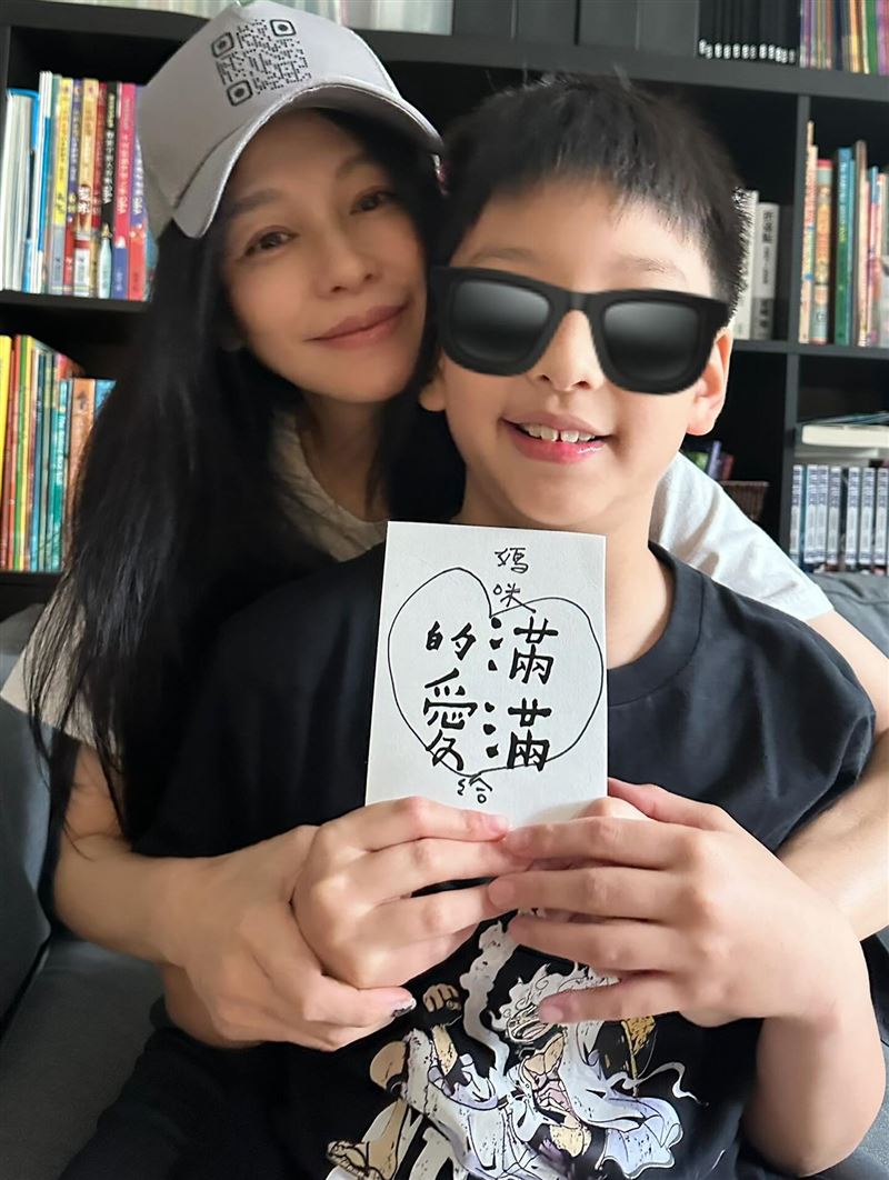 徐若瑄日前陪伴兒子度過10歲生日，兒子卻表示他之後都不想辦派對。（圖／翻攝自臉書）
