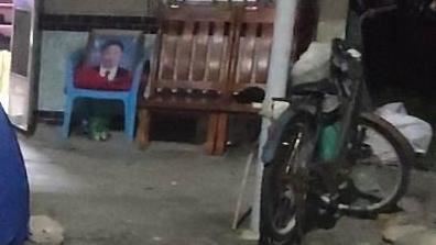 阿嬤被逼跪在黃男父親的遺照前，並遭黃男出腳猛踹。（圖／翻攝畫面）