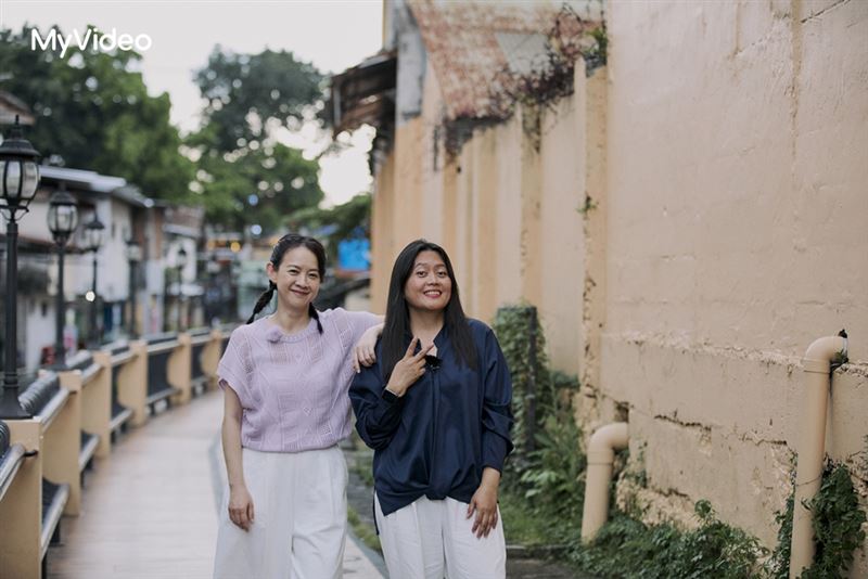 印尼籍看護Diana（右）帶領曾寶儀（左）睽違10年返鄉。（圖／台灣大哥大MyVideo、三立提供）