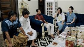 印尼籍看護Diana（右2）終於回家，全家哭成淚海，曾寶儀（右1）跟著動容。（圖／台灣大哥大MyVideo、三立提供）