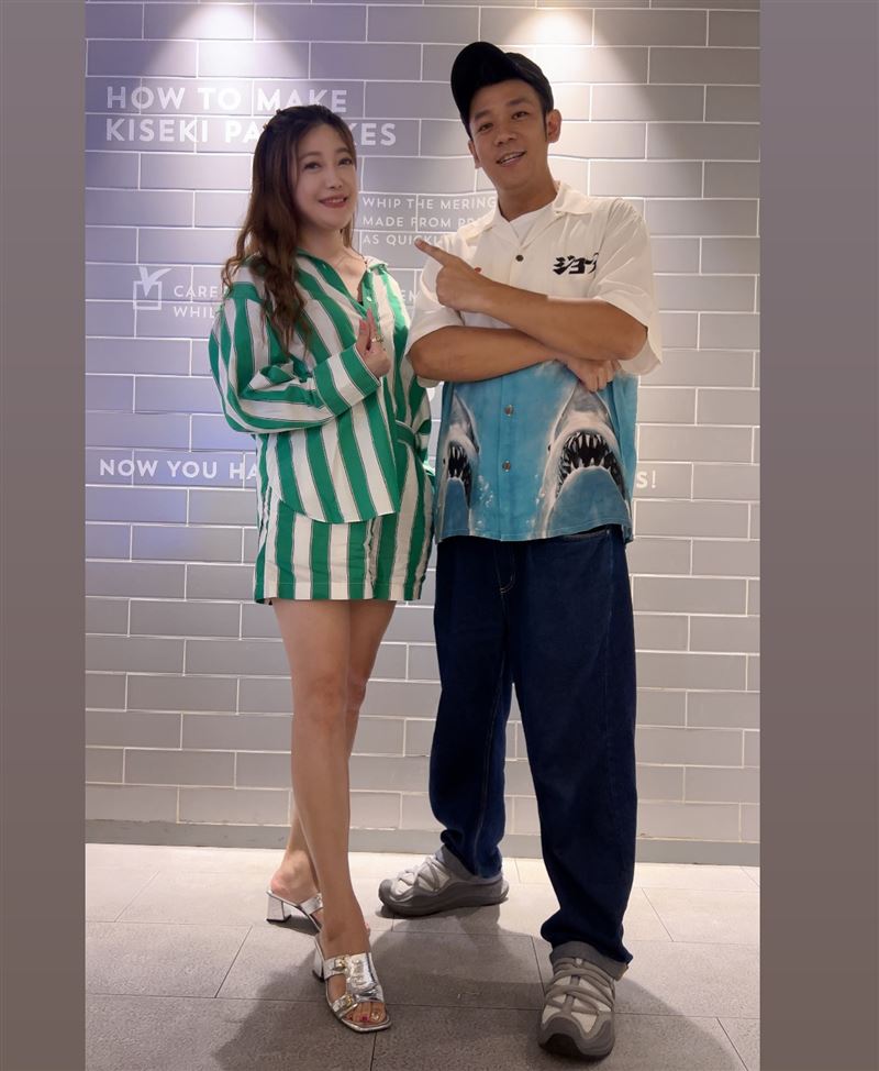 香蕉哥哥發出和蘋果姐姐的合影，掀起不少人回憶殺。（圖／翻攝自香蕉哥哥 臉書）