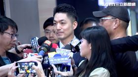 蔣萬安出席「抗戰勝利與台灣光復80周年紀念」圖片展開幕式，接受媒體聯訪。（圖／翻攝畫面）