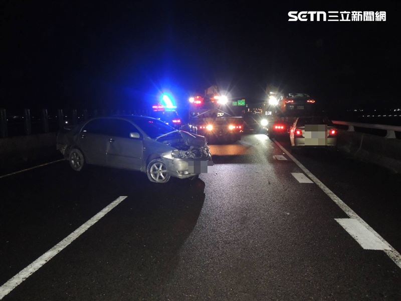 女駕駛車子打橫在車道上，導致後方2輛車駕駛煞車不及撞上