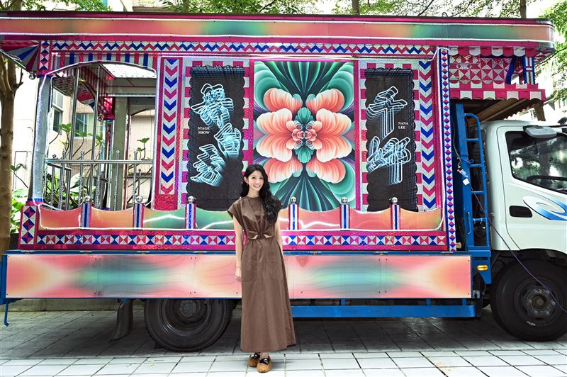 李千娜登上電子花車開唱。（圖／環球音樂提供）