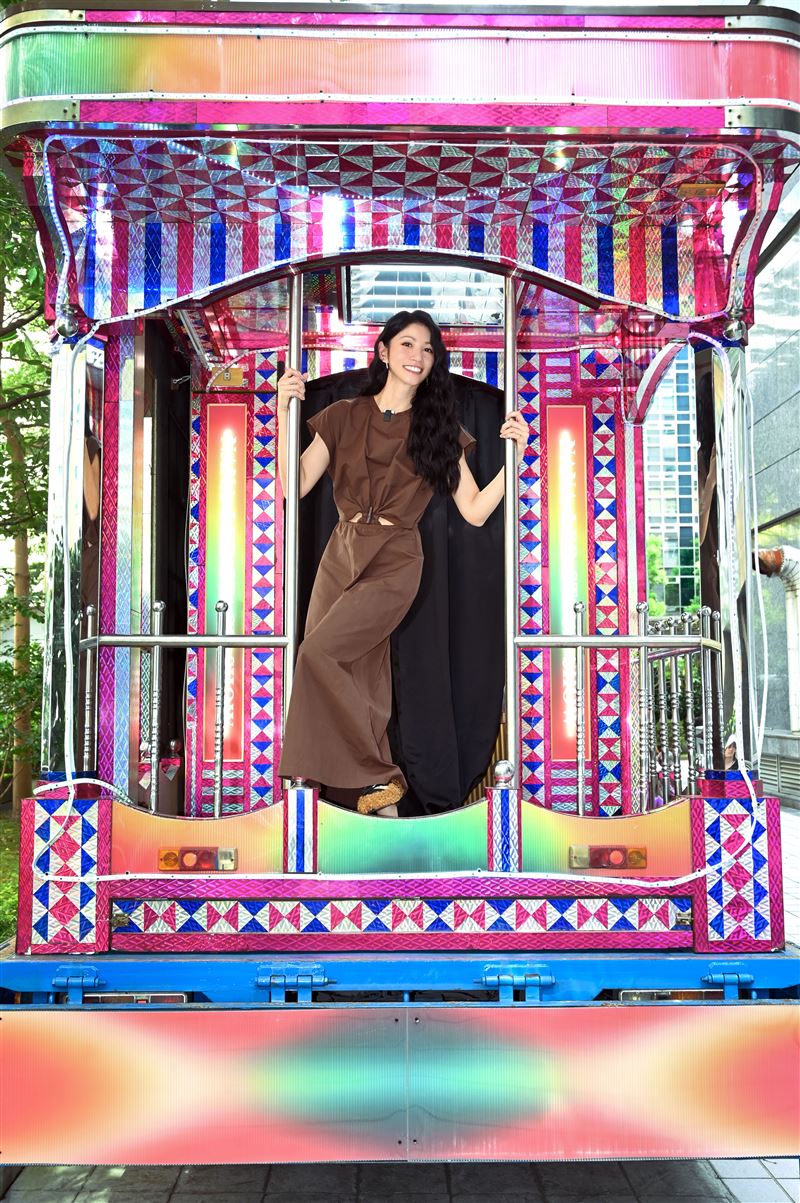 李千娜登上電子花車開唱。（圖／環球音樂提供）