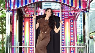 超大咖女星變電子花車女郎！路邊熱鬧開唱