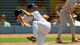 野茂英雄為大聯盟首位新人球季豪取10勝的日籍投手。（圖／美聯社／達志影像）