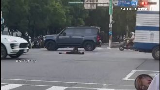 把馬路當自家床睡？男子平躺信義區險遭輾