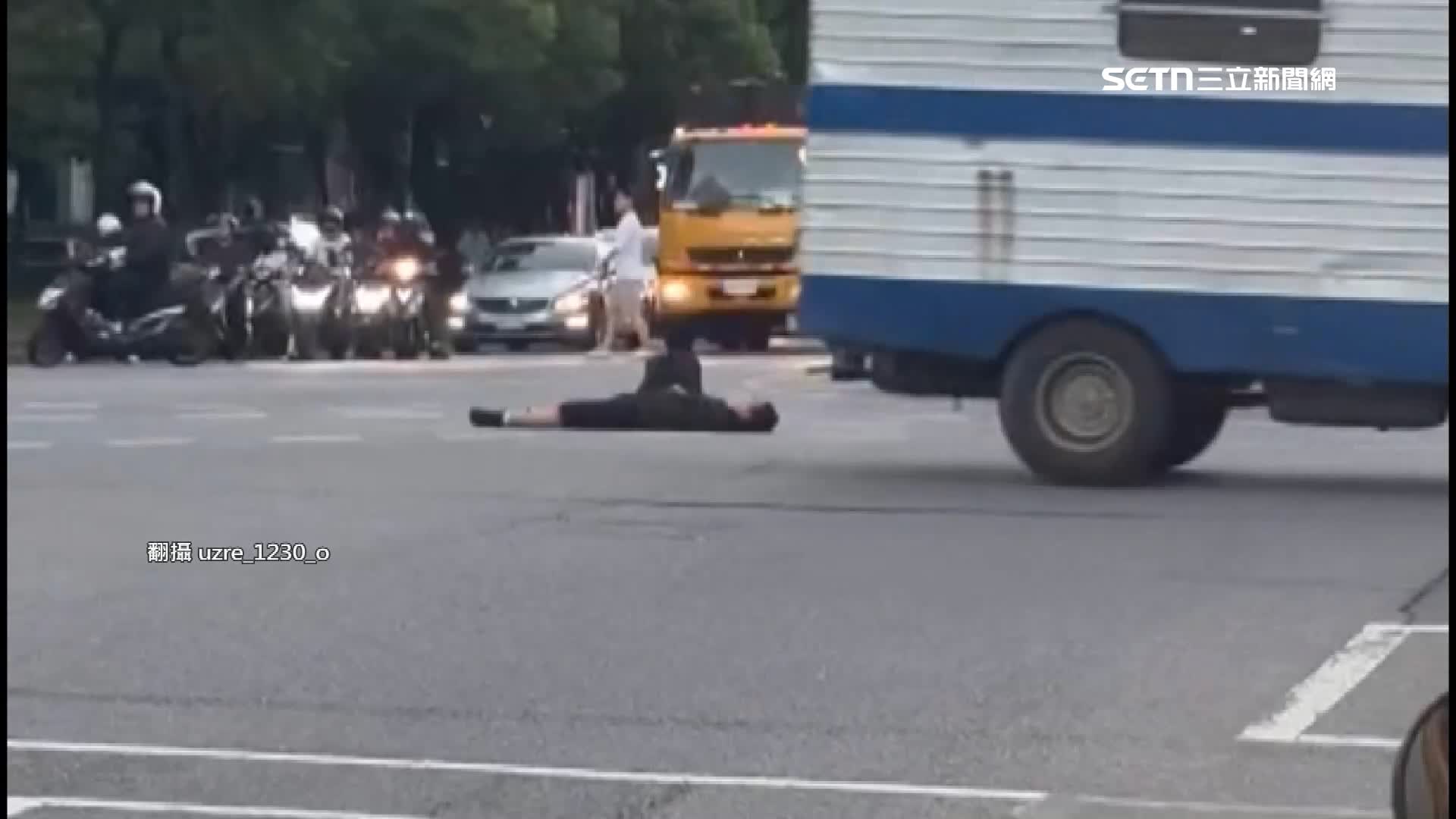 車水馬龍的馬路上竟然有一名男子在睡覺。（圖／翻攝自urze_1230_o）