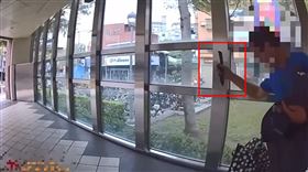 潘男拿水果刀在捷運站內揮舞。（圖／翻攝畫面）