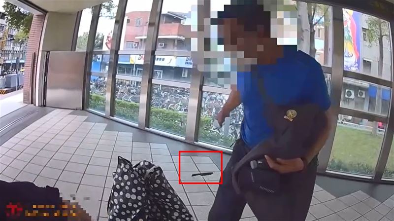 潘男將水果刀丟在地上。（圖／翻攝畫面）