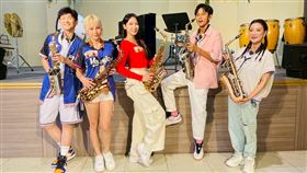 左起嚴之、曼青、檸檬、阿翔以及楊繡惠。(圖／民視提供)