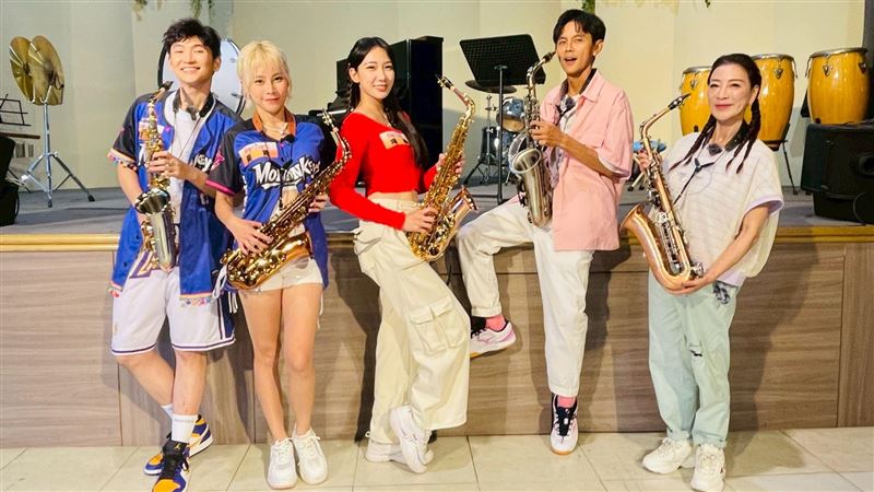 楊繡惠節目出事　表演者踩死亡輪腳滑重摔