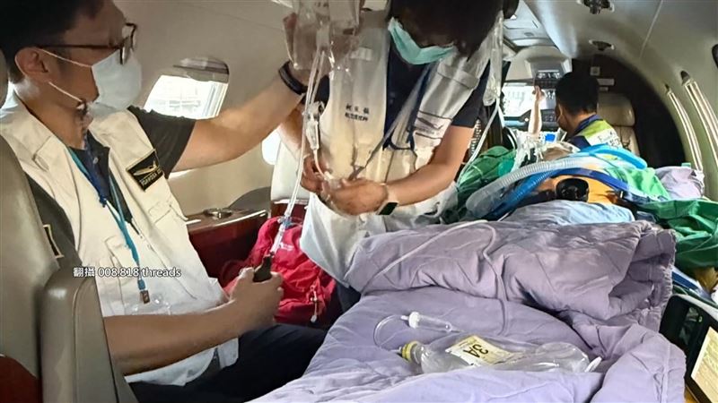 妻子旅日半夜頭痛送急診，不過日本醫療費太高，搭乘SOS醫療專機返台。（圖／翻攝自Threads @008.818）
