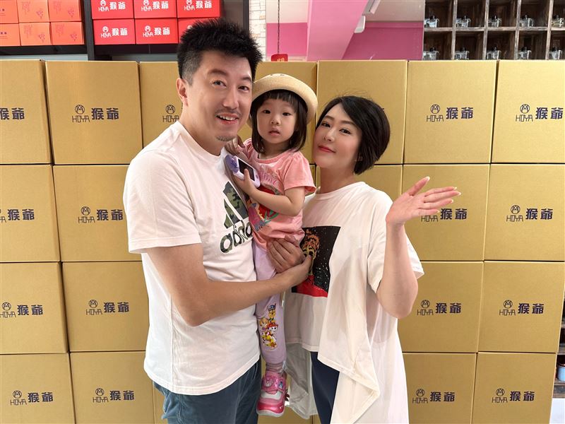 文汶跟吳皓昇送出百箱防疫包與保養品，總金額超過20萬。（圖／民視提供）