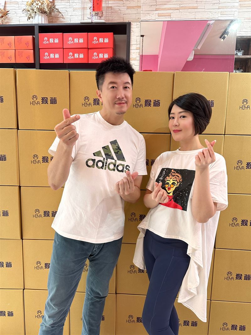 文汶跟吳皓昇親自裝箱防疫包與保養品物資，感謝醫護辛勞付出。（圖／民視提供）