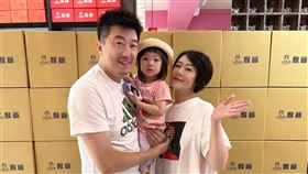 文汶跟吳皓昇親自裝箱防疫包與保養品物資，感謝醫護辛勞付出。（圖／民視提供）