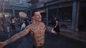 亞當在MV中大秀好身材。（圖／翻攝自Maroon 5 YT）