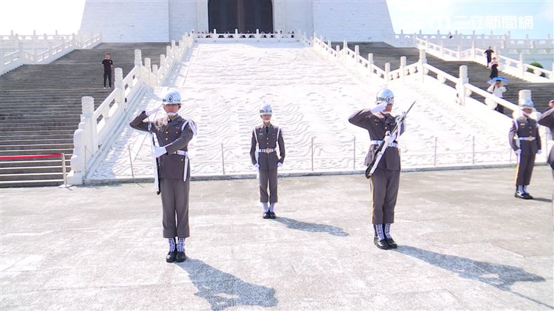 中正紀念堂的禮兵隊操演展示，吸引大批遊客拍照、駐足欣賞