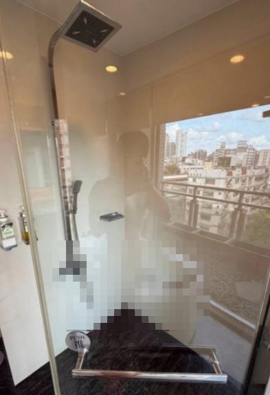 台中南屯某旅館google評論區，疑似出現全裸走光照。（圖／翻攝自google）