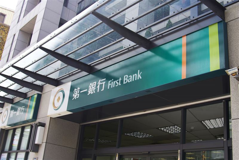 第一銀行積極阻詐，是2024年臨櫃關懷攔阻金額前十大銀行之一。（圖／第一銀行提供）