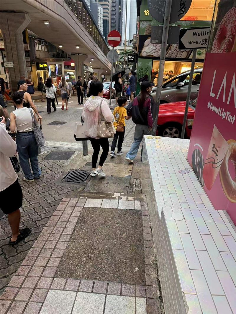 8歲小海綿身高直逼媽媽肩膀。（圖／翻攝自微博）