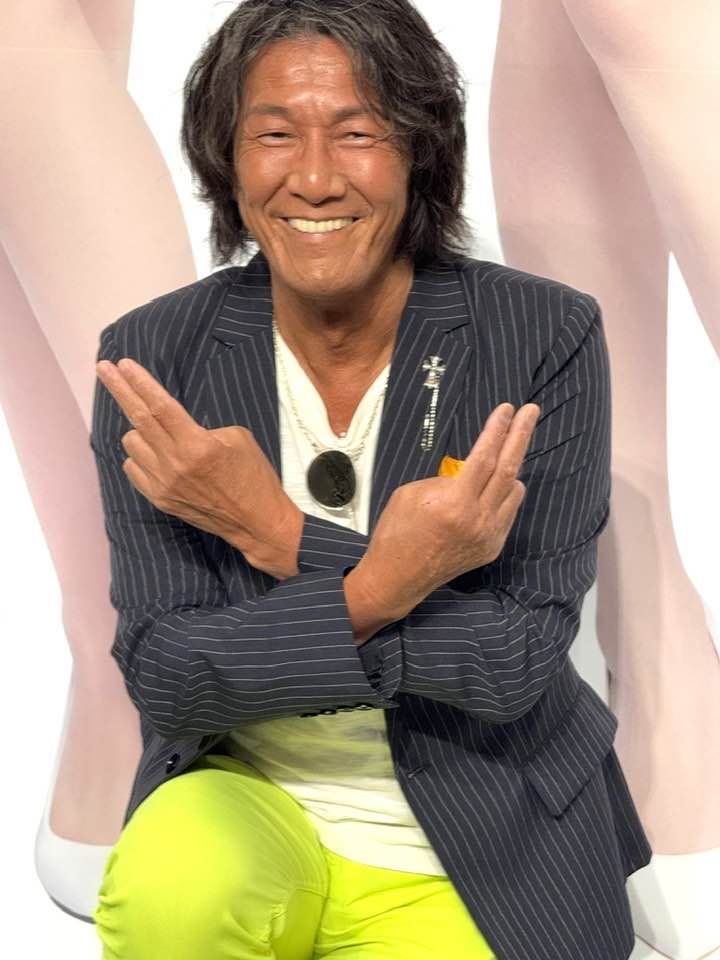 加藤鷹現身2025台北國際成人展，穿螢光黃褲與粉絲互動展現親和力，以「金手指」打出名號的他，在AV界26年間，拍攝逾1.5萬部作品，合作超過8000名女優成傳奇，職涯累積收入約3億日圓，片酬搭配活動出場與代言維持高收益。（圖／記者師瑞德攝影）