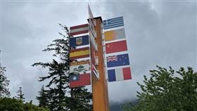 加拿大卑詩省霍普鎮的巴士站旁木桿上多年來掛有中華民國國旗，但去年因中國抗議被移除。經溫哥華僑胞和辦事處抗議，霍普鎮地方議會最近決定恢復懸掛國旗。圖為駐溫哥華辦事處處長劉立欣2022年行經當地時拍攝。（駐溫哥華辦事處處長劉立欣提供）中央社記者程愛芬溫哥華傳真　114年8月15日