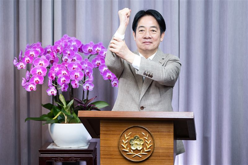 賴清德比出「支持」的手語，邀請國人中秋佳節送禮挑選「身心障礙團體秋節產品」。（圖／總統府提供）