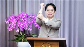 賴清德比出「支持」的手語，邀請國人中秋佳節送禮挑選「身心障礙團體秋節產品」。（圖／總統府提供） 