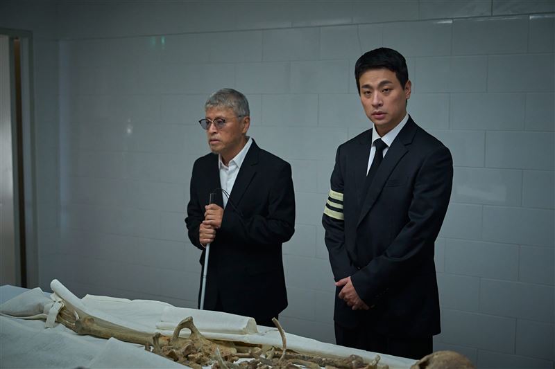 《醜得要命》劇中發現失蹤40年的母親骸骨。（圖／壹壹喜喜提供）